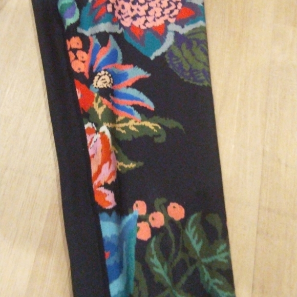 Super cute yoga pants size small - Picture 3 of 7